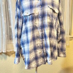 Old Navy Women’s Casual Plaid Shirt - Blue and White. So cozy!